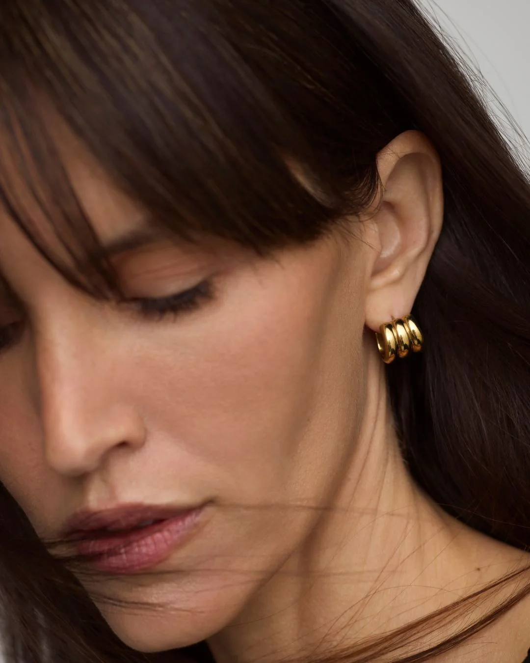 GUGGENHEIM HOOP EARRINGS GOLD - Image 2