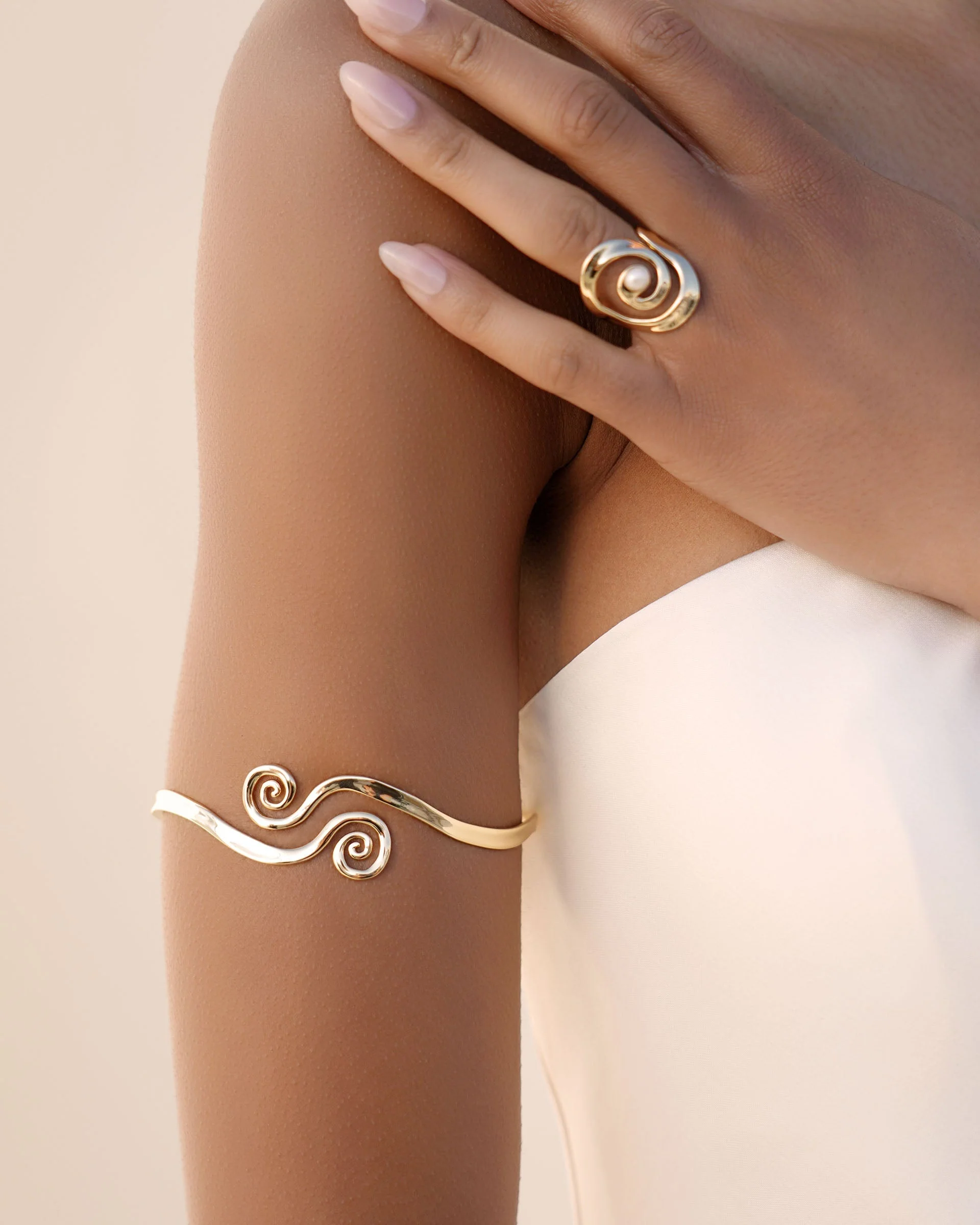 Intertwined Aura Arm Cuff - Image 5