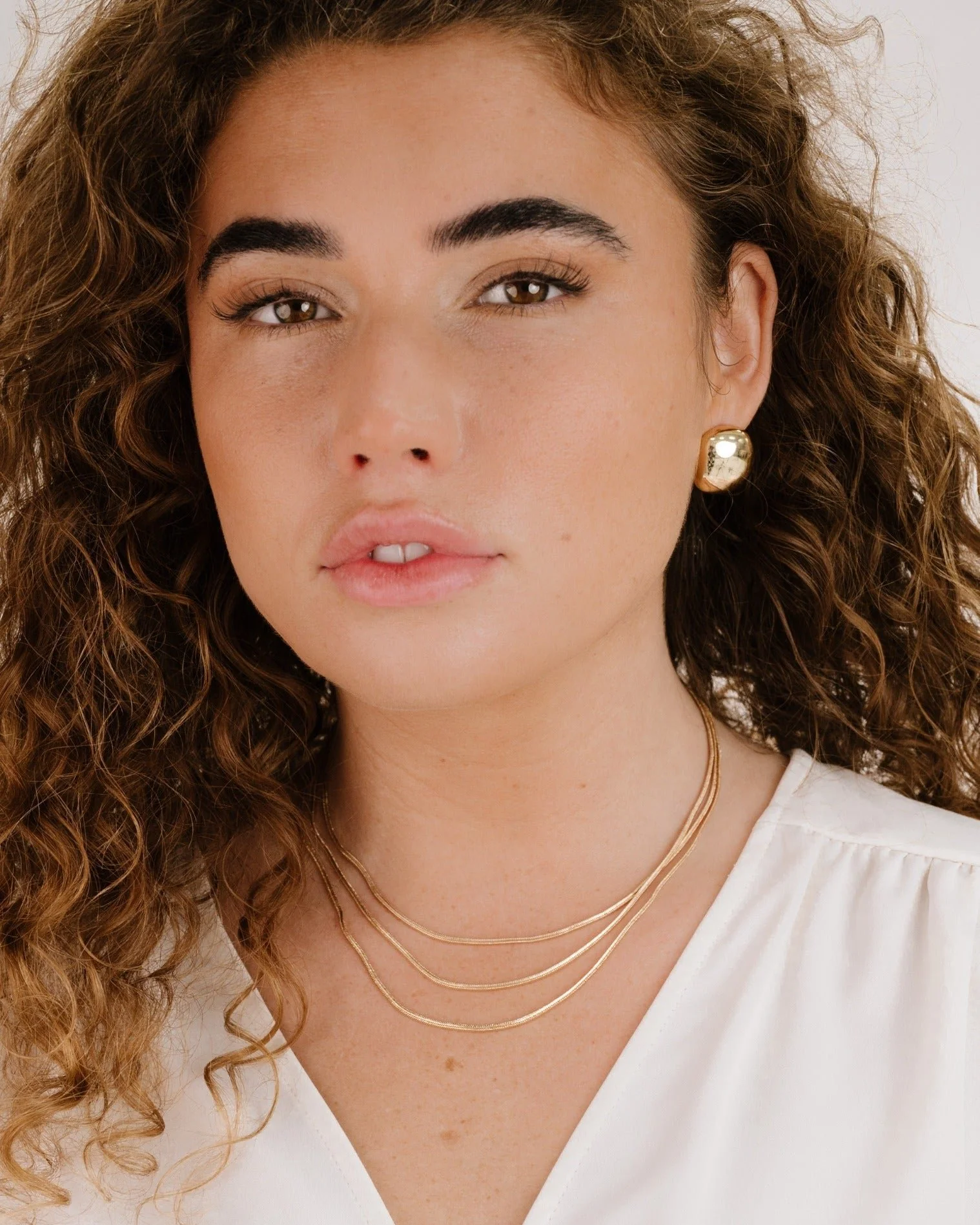 Minimal Curved Square Stud Earrings - Image 7