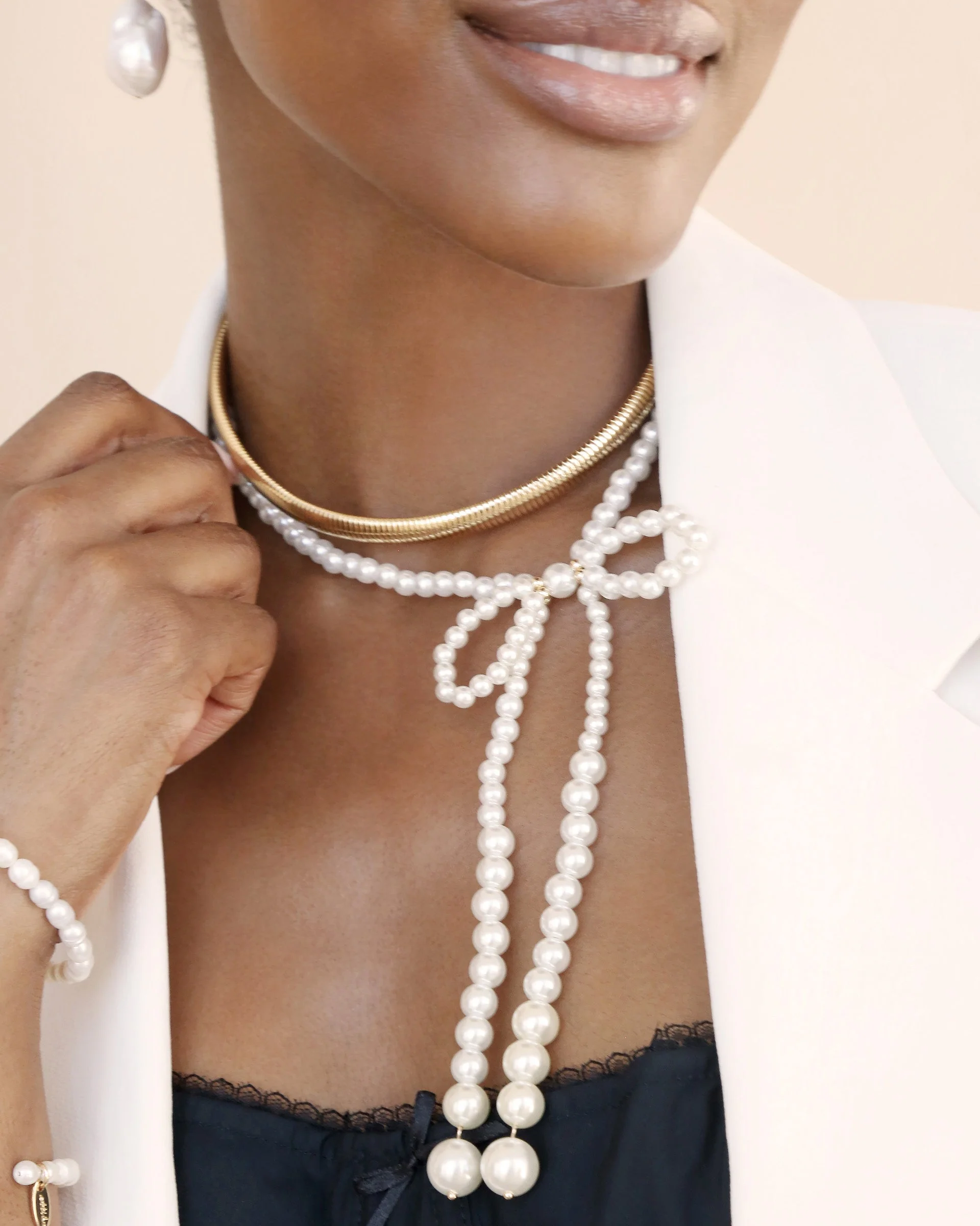 Venus Pearl Bow Necklace - Image 7
